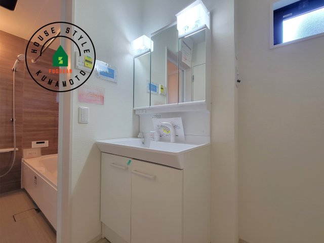 熊本市東区西原1丁目第1-2棟（2号棟）　の内観：施工例|毎日使うものだから清潔な空間を保ちたい水回り。洗面にはそんな願いを解消させてくれる収納アイデアが満載です。三面鏡の裏側にはキャビネットが現れ小物から背の高い物まで収納できます。