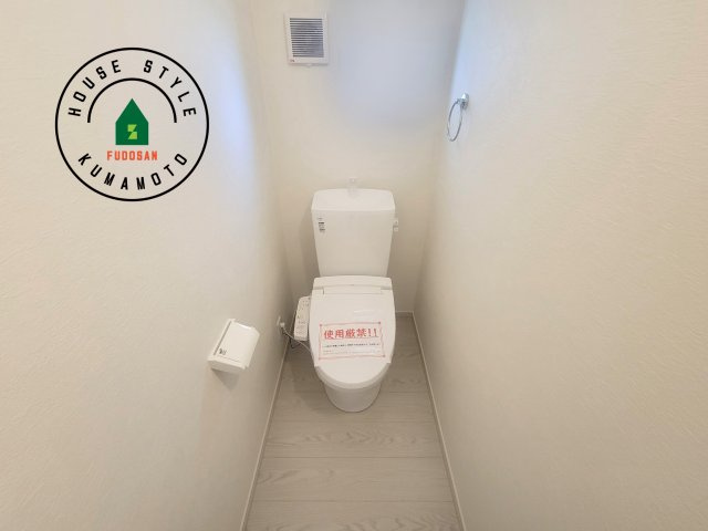 熊本市東区西原1丁目第1-2棟（2号棟）　の内観：施工例|温水洗浄便座を完備しております。2ヶ所にトイレがあるのは朝の慌ただしい時間も安心です。