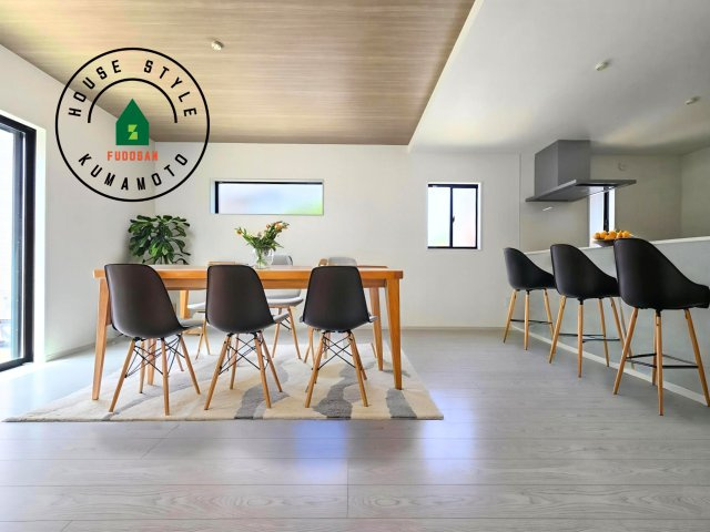 熊本市東区西原1丁目第1-2棟（2号棟）　の内観：施工例|明るく開放的なリビングダイニングは豊かな陽光が注ぎ込み、やすらぎの空間を演出してくれます。ご家族で楽しいひとときをお過ごし下さい。※家具はCGを合成したものです。