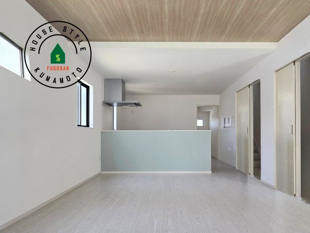 熊本市東区西原1丁目第1-2棟（2号棟）　の内観：施工例|キッチンからリビングをしっかり確認できます。家族の笑顔があふれる空間になりそうですね。