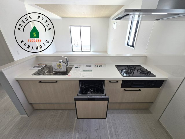熊本市東区西原1丁目第1-2棟（2号棟）　の内観：施工例|ご家族を近くに感じられる対面キッチンのLDK。会話もはずみそうですね。