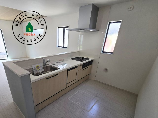 熊本市東区西原1丁目第1-2棟（2号棟）　の内観：施工例|明るいキッチン作業スペースを多くとりました。ご夫婦でキッチンに立っても調理がしやすい広さです。食器類もすっきりと片付く収納は魅力的です。