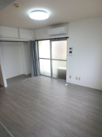リバーヒルハイツの洋室|コンパクトで使いやすい洋室です