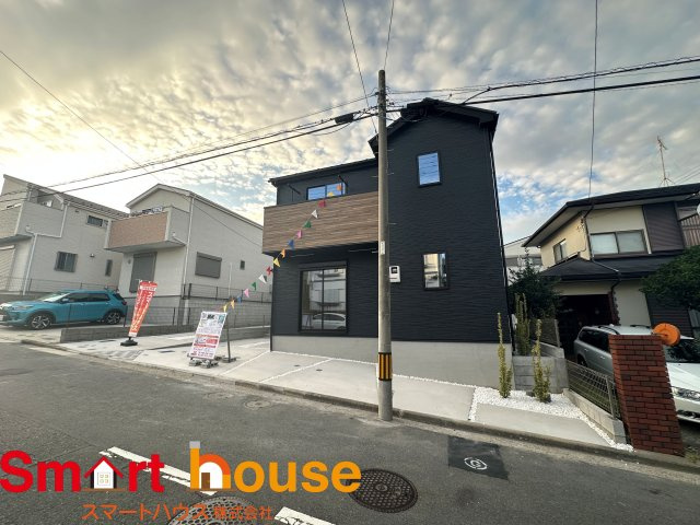 横浜市富岡西　新築全2棟の外観|外壁が周囲の街並みと青空に生えるお洒落な仕上がり！周囲には高い建物のないエリア。青い空が大きく感じますね。