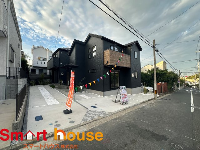 横浜市富岡西　新築全2棟の外観|お住まいの前面道路が広いと駐車が楽になり、陽当たりも遮られないので明るく居心地の良いお家になります♪