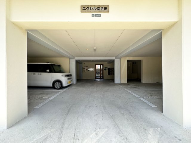 エクセル南金田の駐車場