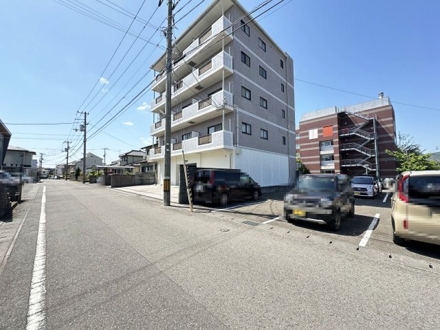 エクセル南金田の駐車場