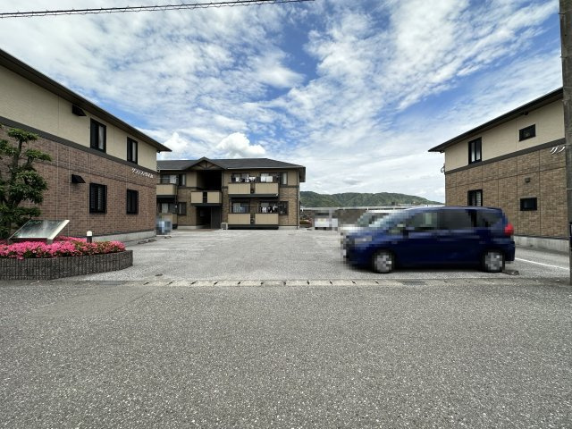 グランフェリオ B棟の駐車場