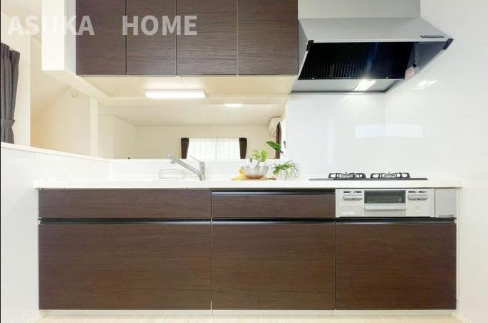 野庭町中古戸建のキッチン|幅広いキッチンなのでお料理も楽しくできそうですね