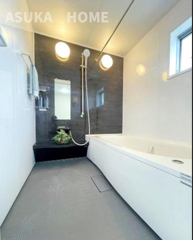 野庭町中古戸建の浴室|ゆったり過ごせる広いお風呂です