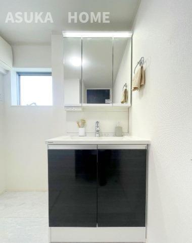 野庭町中古戸建の独立洗面台|朝の身支度には欠かせない独立洗面化粧台。三面鏡なので使いやすいですよ。