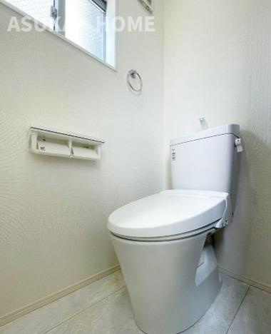 野庭町中古戸建のトイレ|窓からの明かり取りがあるので明るいおトイレです