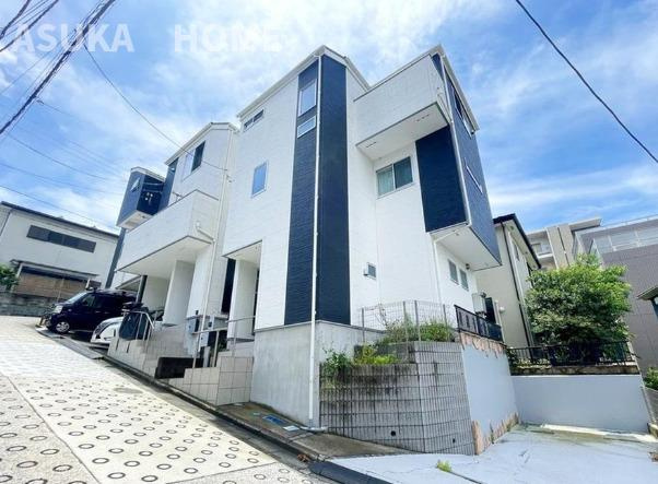 野庭町中古戸建の外観|白と紺のコントラストが映える外観です。