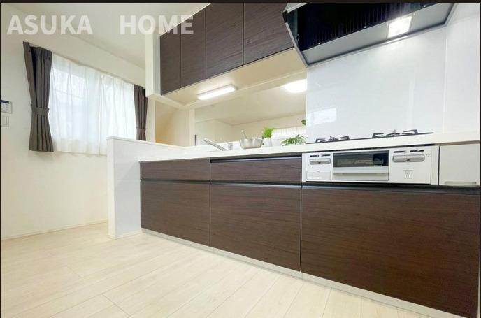 野庭町中古戸建のキッチン|広いキッチンスペースなのでお手入れやお掃除もラクラク