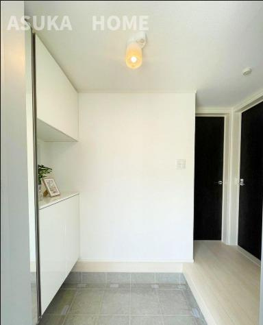 野庭町中古戸建の玄関|お出かけ前にも鏡の前で身だしなみのチェックもできるきれいな玄関です。