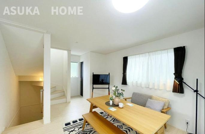 野庭町中古戸建の居間・リビング|家具の配置なども弊社にご相談ください。