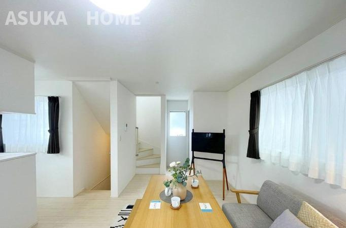 野庭町中古戸建の居間・リビング|ダイニングエリアから見た奥行のあるリビングが特徴です。