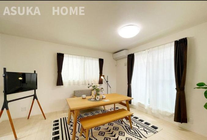 野庭町中古戸建の居間・リビング|大きな窓から入る日差しがリビングを明るくしてくれます。