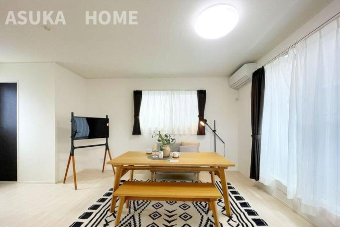 野庭町中古戸建の居間・リビング|大き目なテーブルもしっかり置けるので家具選びも楽しく出来そうです。