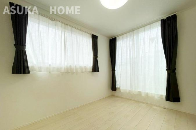 野庭町中古戸建の寝室|落ち着いた色調の寝室です