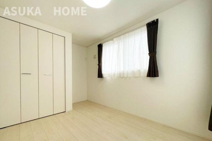野庭町中古戸建の内装|収納もしっかりある洋室です。