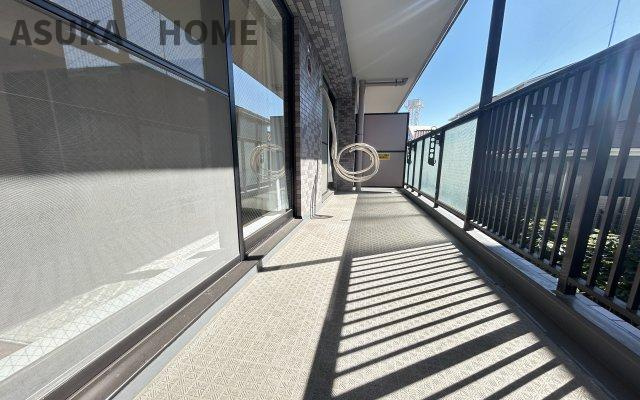 保土ヶ谷南パークホームズのバルコニー|南西向きで陽当たりの良いワイドバルコニーは、一度に洗濯物もたくさん干せ、風通りも良いので洗濯物の渇きも早く家事の時短にもなりますよ♪