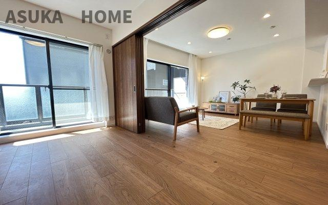 保土ヶ谷南パークホームズの居間・リビング|11.0帖のLDKと隣接した6帖の洋室。
洋室は、リビングから目が届く場所なので、お子様の遊び部屋・お昼寝スペースとして使うのもオススメです♪