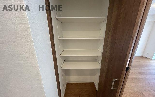 保土ヶ谷南パークホームズの収納|廊下の収納は家族みんなが使う消耗品の買い置きをひとまとめに収納できるのが嬉しいですね♪