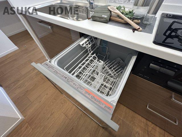 保土ヶ谷南パークホームズのキッチン|南西向きに大きく開いた窓からは、明るい陽射しが射し込みます。
爽やかな風が吹き抜ける心地良いリビングには、自然と家族が集まります。