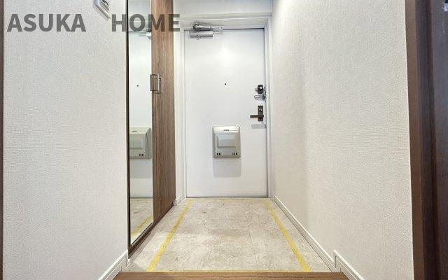 保土ヶ谷南パークホームズの玄関|シンプルで明るく使いやすそうな玄関
は人感センサー付きの玄関照明を採用♪
玄関横には、ミラー付シューズボックスも嬉しい設備です♪