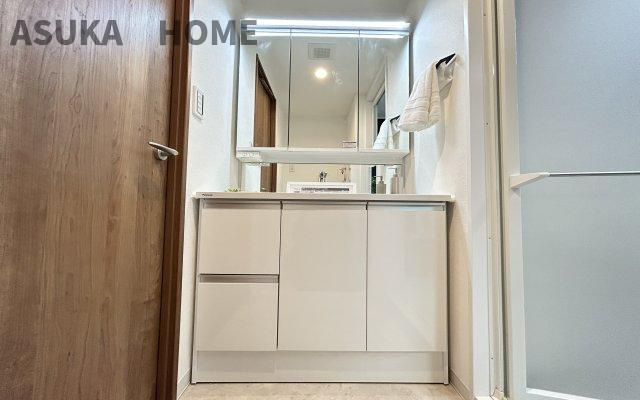 保土ヶ谷南パークホームズの独立洗面台|一日の始まりの朝、歯磨きをしたりメイクや髪をセットしたり・・・使いやすさが考えられた3面鏡です♪洗面所にはタオルかけも完備♪