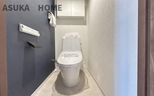 保土ヶ谷南パークホームズのトイレ|温水洗浄便座付きのトイレ設備です♪トイレ上部にはあると便利な吊戸棚やタオルかけを設置♪