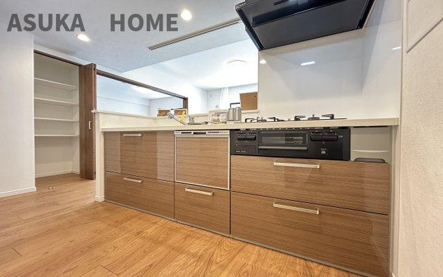 保土ヶ谷南パークホームズのキッチン|対面式につき、お料理しながらの会話も弾みますね♪
食洗機付きだから後片付けもラクラク♪