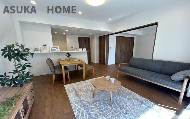 保土ヶ谷南パークホームズの居間・リビング|南西向きに大きく開いた窓からは、明るい陽射しが射し込みます。
爽やかな風が吹き抜ける心地良いリビングには、自然と家族が集まります。