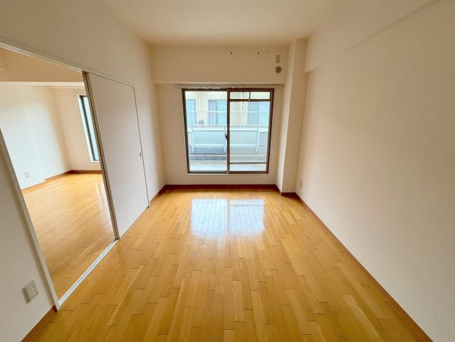 新居マンションの洋室
