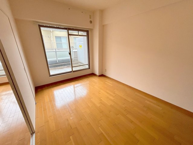 新居マンションの洋室