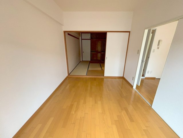 新居マンションの洋室