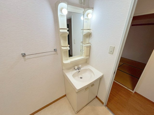 新居マンションの洗面所