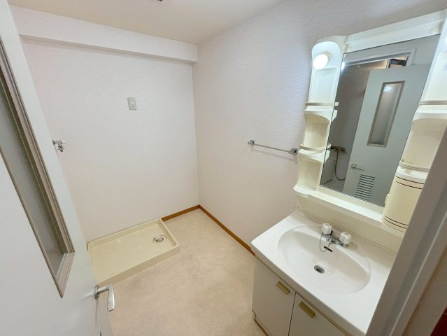 新居マンションの洗面所