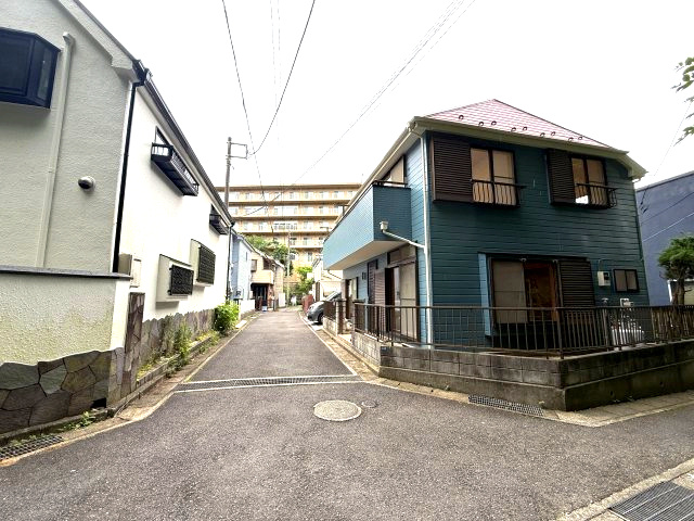 東南角地　新規リフォーム戸建　5LDKの前面道路含む現地写真|前面道路