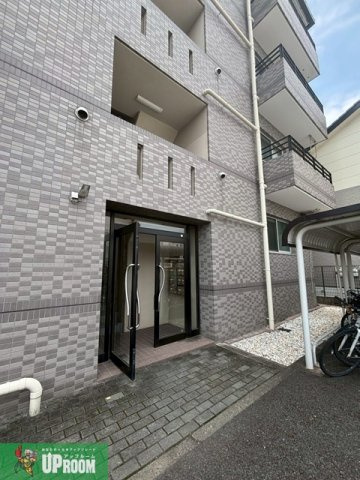 グリーンパレス弥生のエントランス