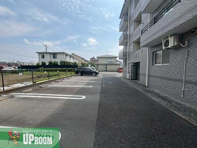 グリーンパレス弥生の駐車場