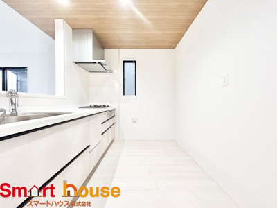 【キッチン】 | 綾瀬市落合南　新築5棟 | 幅広いキッチンに冷蔵庫、カップボードなどを設置しても楽々と料理できます！
スペースにゆとりがあると気持ちもいいですね♪