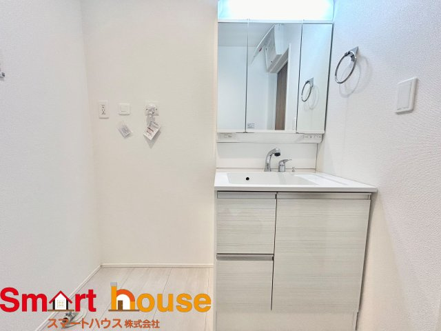 【独立洗面台】 | 綾瀬市落合南　新築5棟 | ゆとりの洗面スペースで朝の身支度も快適スムーズに。３面鏡で髪のセットやお化粧もストレスなくこなせ、朝から気分良く通勤通学に向かえそうですね！鏡の裏にはたっぷりと収納スペースを標準装備！