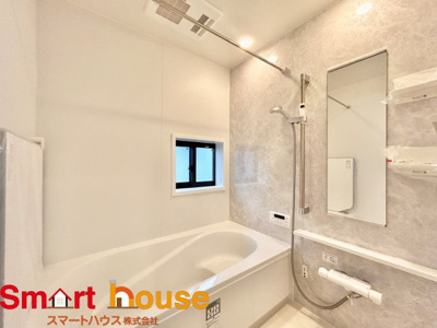 【浴室】 | 綾瀬市落合南　新築5棟 | 一日の疲れを癒してくれる場所なので、快適に過ごして頂く為にゆったりサイズのバスタブを用意しました。是非半身浴をお楽しみ下さい。空気が籠らない様に小窓も設置しております。