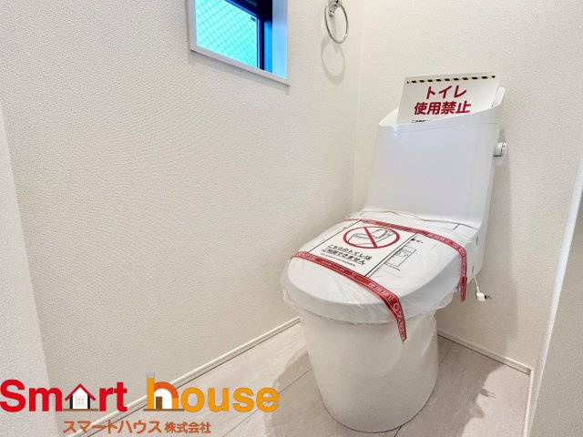 【トイレ】 | 綾瀬市落合南　新築5棟 | 節水型でエコなトイレには、今では当たり前のウォシュレット付き。便座を温める機能もついていて、居心地良くてトイレから出られなくなるかも！換気用に換気扇はもちろん、窓も着いているので常に快適ですね♪