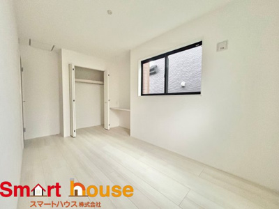 【洋室】 | 綾瀬市落合南　新築5棟 | 家族一人ひとりの大切なプライベート空間。趣味に合わせて使って頂けるようシンプルに仕上げてあります。暮らし心地を大きく左右する収納を、適材適所に配置し使い勝手を考慮しました。