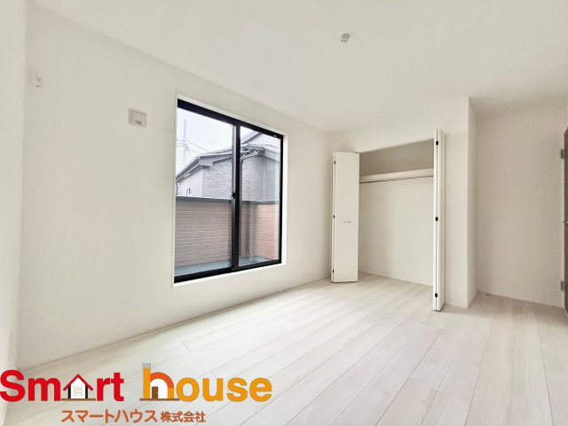 【洋室】 | 綾瀬市落合南　新築5棟 | 大きな窓からたっぷりの日差しが降り注ぐ明るい室内です。気持ちの良い朝日を受けて、目覚めの良い健康的な朝を迎えられそうです。 