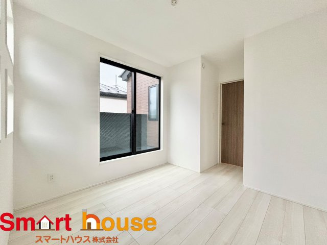 【洋室】 | 綾瀬市落合南　新築5棟 | 大きな窓からたっぷりと陽光が注がれる明るい空間。家族の成長に対応できる永住仕様の間取り。一日の疲れをいやしてくれる主寝室。時を忘れて過ごす場所として過ごせるお部屋。