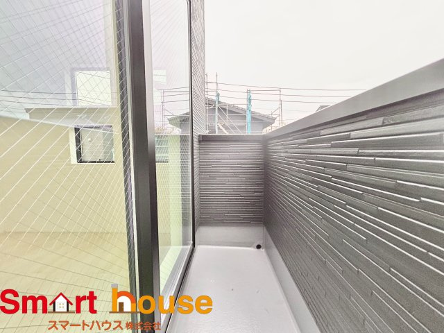 【バルコニー】 | 綾瀬市落合南　新築5棟 | 開放的なバルコニーは見晴らしもよく、太陽の温かな温もりをめいっぱい受け止めてくれます。太陽の光と爽やかな風を受けたお洗濯物はあっという間に乾き、取りこむ時には太陽の匂いを感じられそうですね。